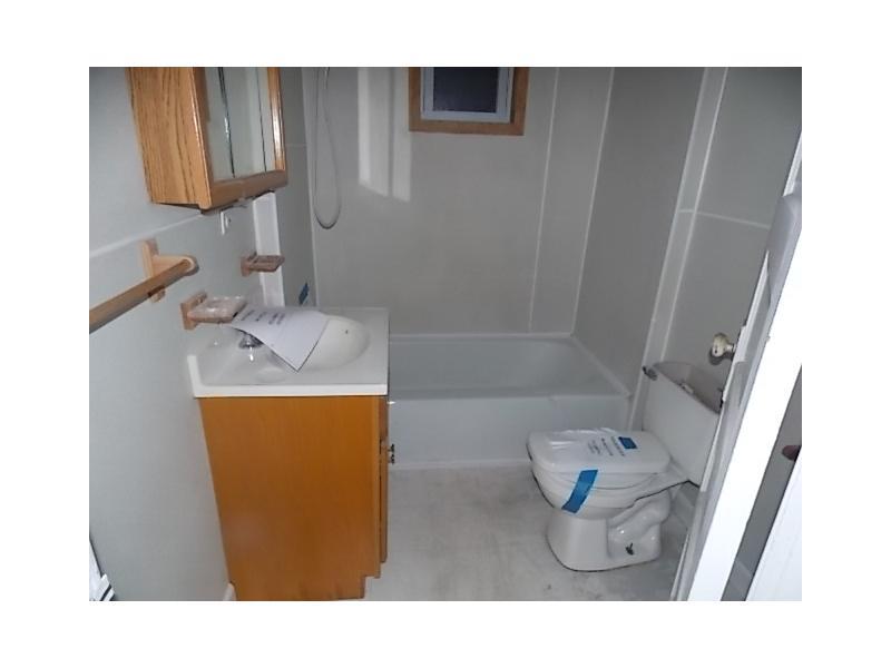 341 Cleveland Road Washington, PA 15301 - Photo 7 of 10 Full Bath.
