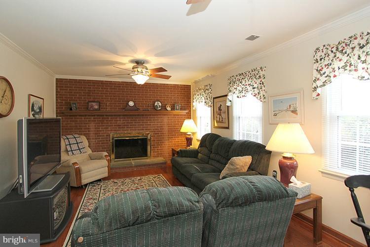 17105 Oxley Farm Road Poolesville, MD 20837 - Photo 15 of 25 Living Room