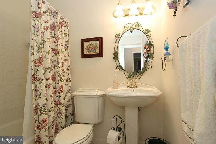 17105 Oxley Farm Road Poolesville, MD 20837 - Photo 20 of 25 Bath