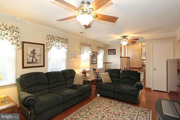 17105 Oxley Farm Road Poolesville, MD 20837 - Photo 22 of 25 Living Room