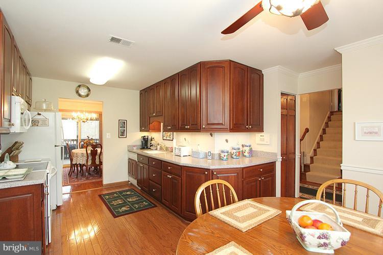 17105 Oxley Farm Road Poolesville, MD 20837 - Photo 4 of 25 Kitchen