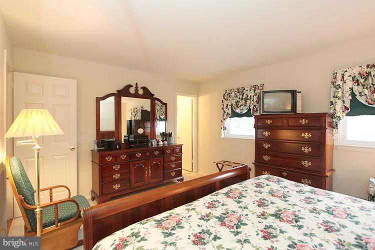 17105 Oxley Farm Road Poolesville, MD 20837 - Photo 7 of 25 Bedroom (Master)
