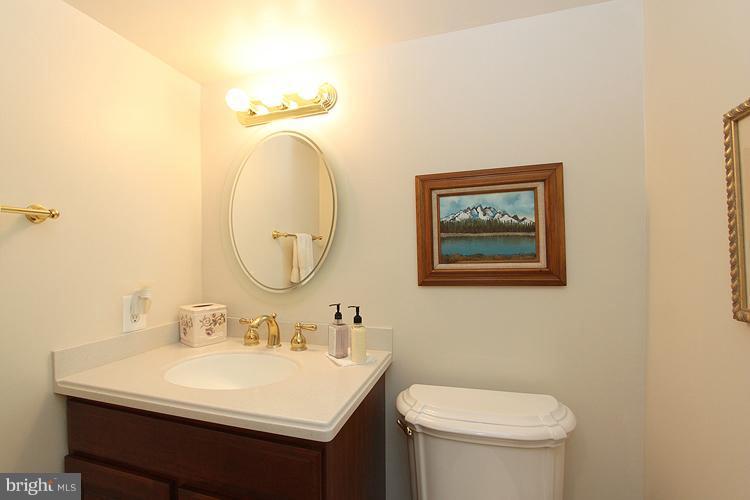 17105 Oxley Farm Road Poolesville, MD 20837 - Photo 9 of 25 Bath