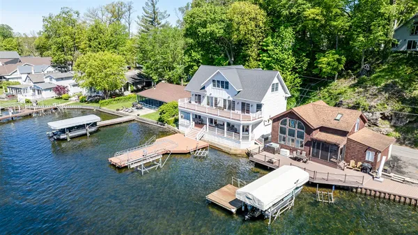 $1,689,000 | 8568 Lake Avenue, Watervliet, MI 49098