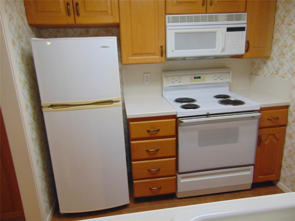 12806 Midway Road, Unit 2020 Dallas, TX 75244 - Photo 3 of 18 a utility room with dryer and washer