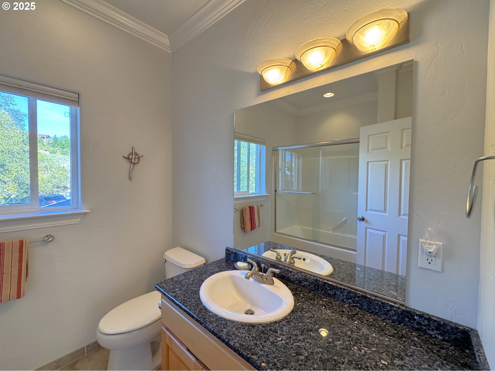 97661 Marina Heights Loop Brookings, OR 97415 - Photo 31 of 47 Bathroom