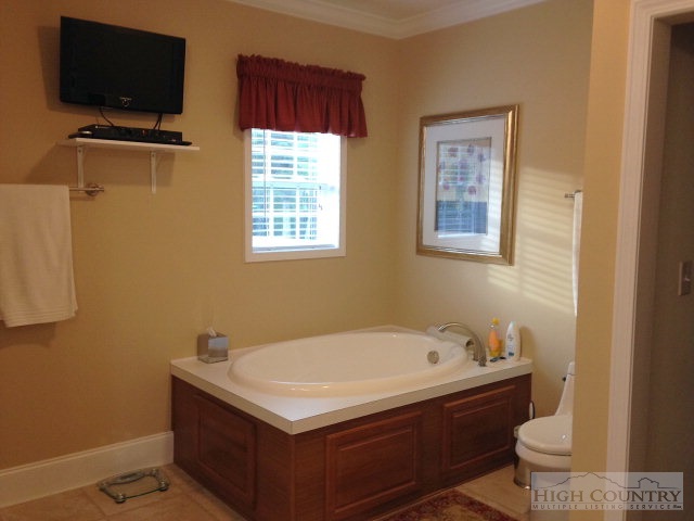 71 Golf Ridge Lane Newland, NC 28657 - Photo 5 of 25 Gallery Image 5