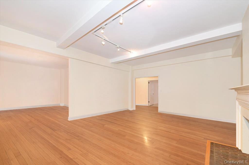 160 Middle Neck Road, Unit 2G Great Neck, NY 11021 - Photo 16 of 41 Living/Dining Empty