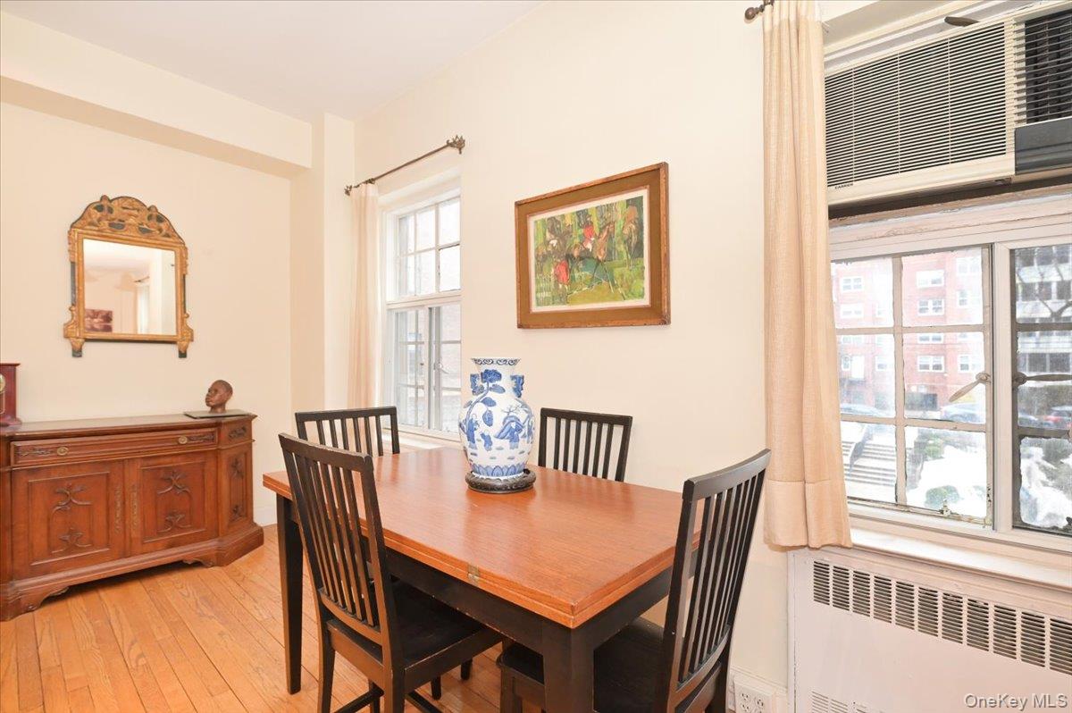 160 Middle Neck Road, Unit 2G Great Neck, NY 11021 - Photo 18 of 41 Living into Dining Area
