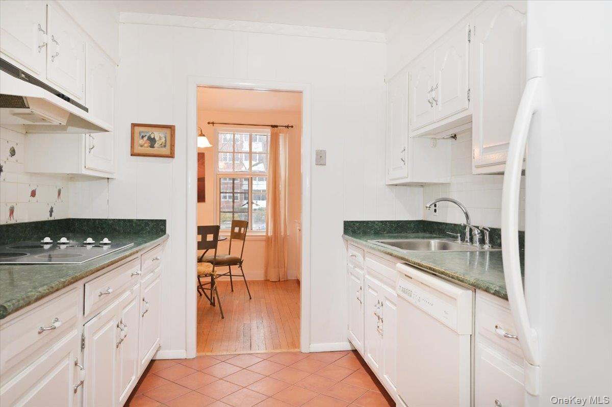 160 Middle Neck Road, Unit 2G Great Neck, NY 11021 - Photo 22 of 41 Kitchen