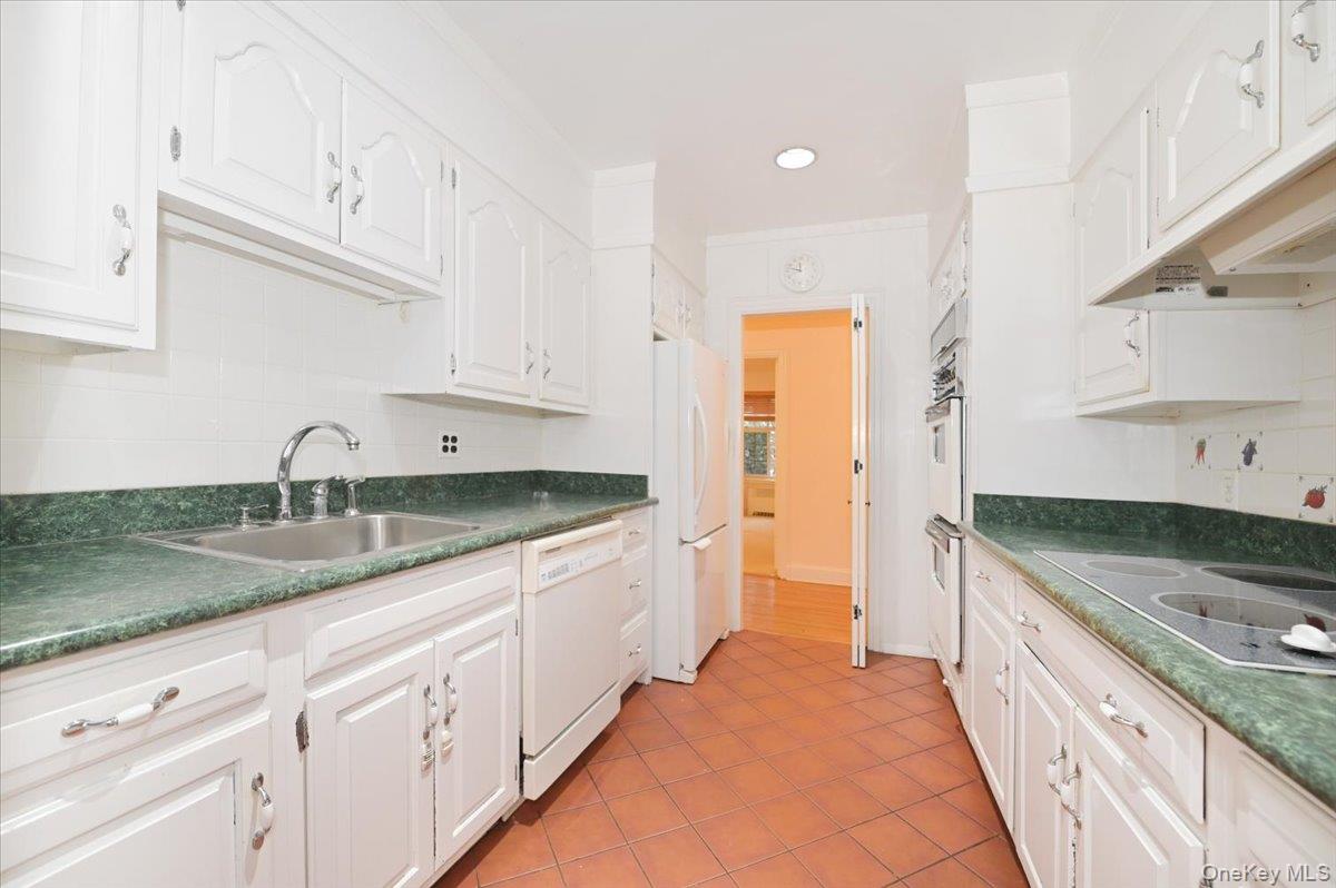 160 Middle Neck Road, Unit 2G Great Neck, NY 11021 - Photo 23 of 41 Kitchen