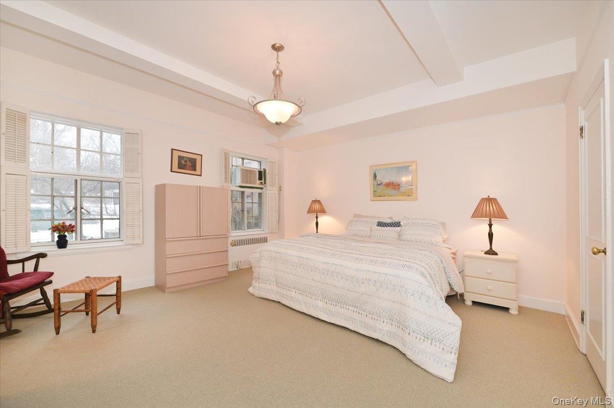 160 Middle Neck Road, Unit 2G Great Neck, NY 11021 - Photo 25 of 41 Primary with En-Suite Bathroom