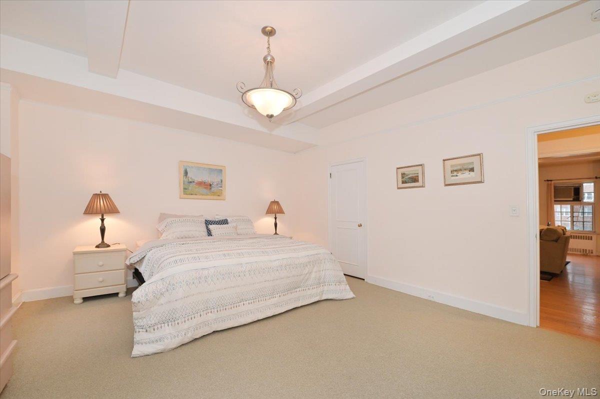 160 Middle Neck Road, Unit 2G Great Neck, NY 11021 - Photo 26 of 41 Primary with En-Suite Bathroom