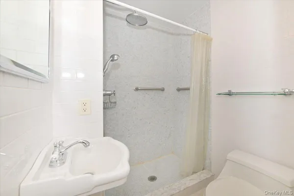 $688,000 | 160 Middle Neck Road, Unit 2G, Great Neck, NY 11021