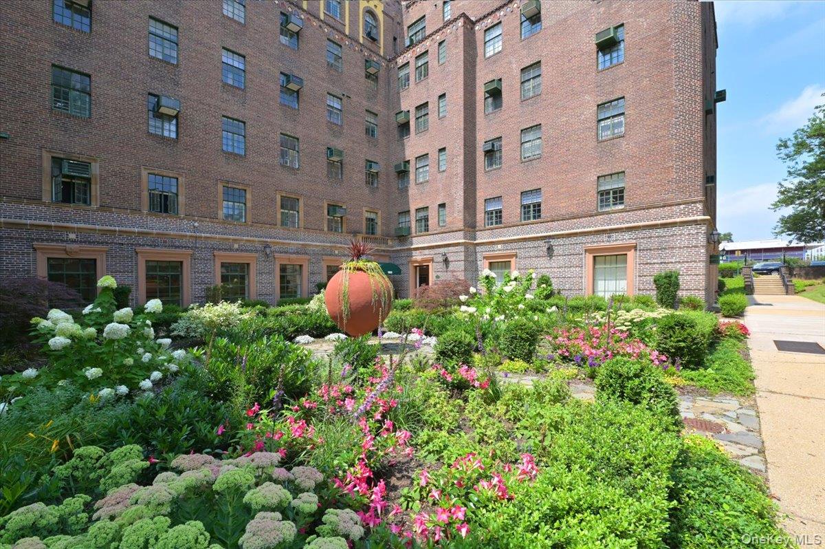 160 Middle Neck Road, Unit 2G Great Neck, NY 11021 - Photo 37 of 41 Front of Building