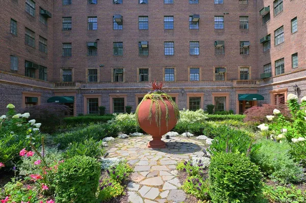 $688,000 | 160 Middle Neck Road, Unit 2G, Great Neck, NY 11021