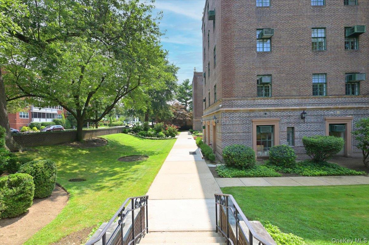 160 Middle Neck Road, Unit 2G Great Neck, NY 11021 - Photo 39 of 41 Back of Building