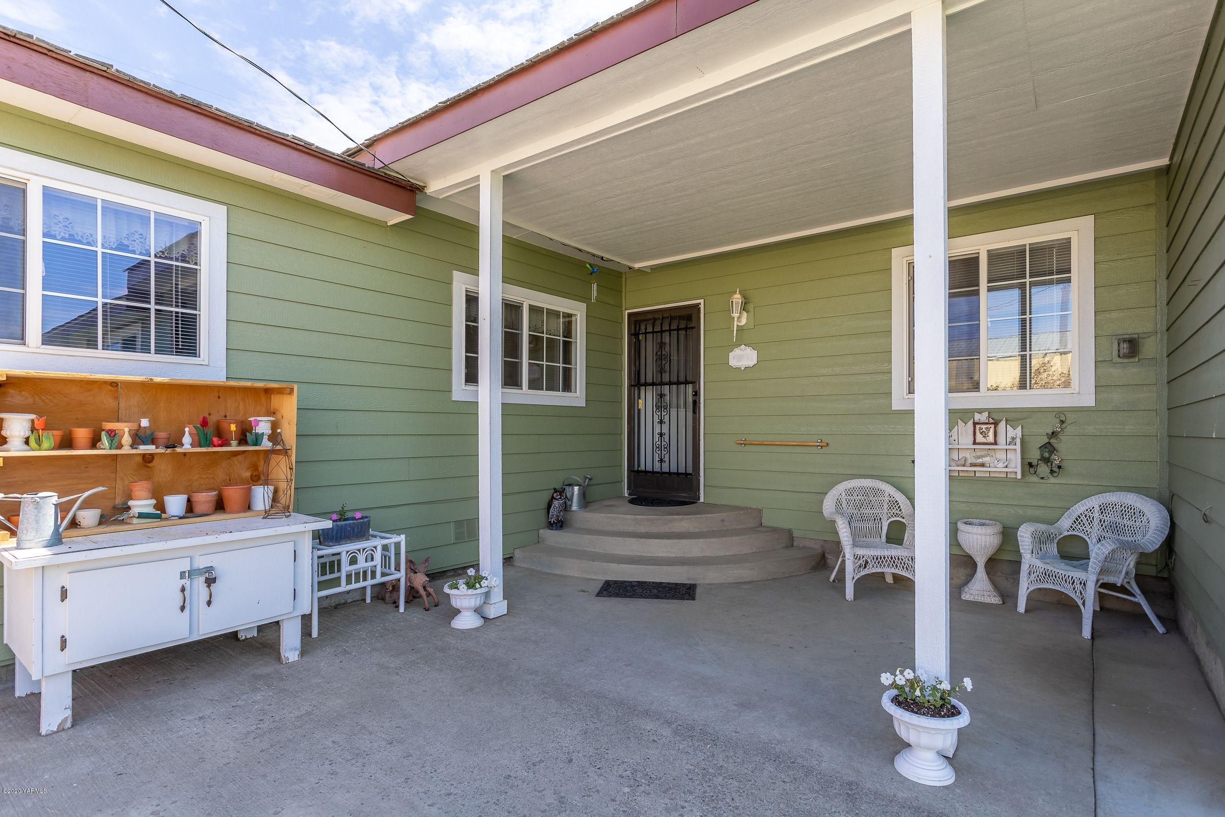 100 Mabton-Bickleton Road Mabton, WA 98935 - Photo 22 of 28 a view of a patio with table and chairs and potted plants