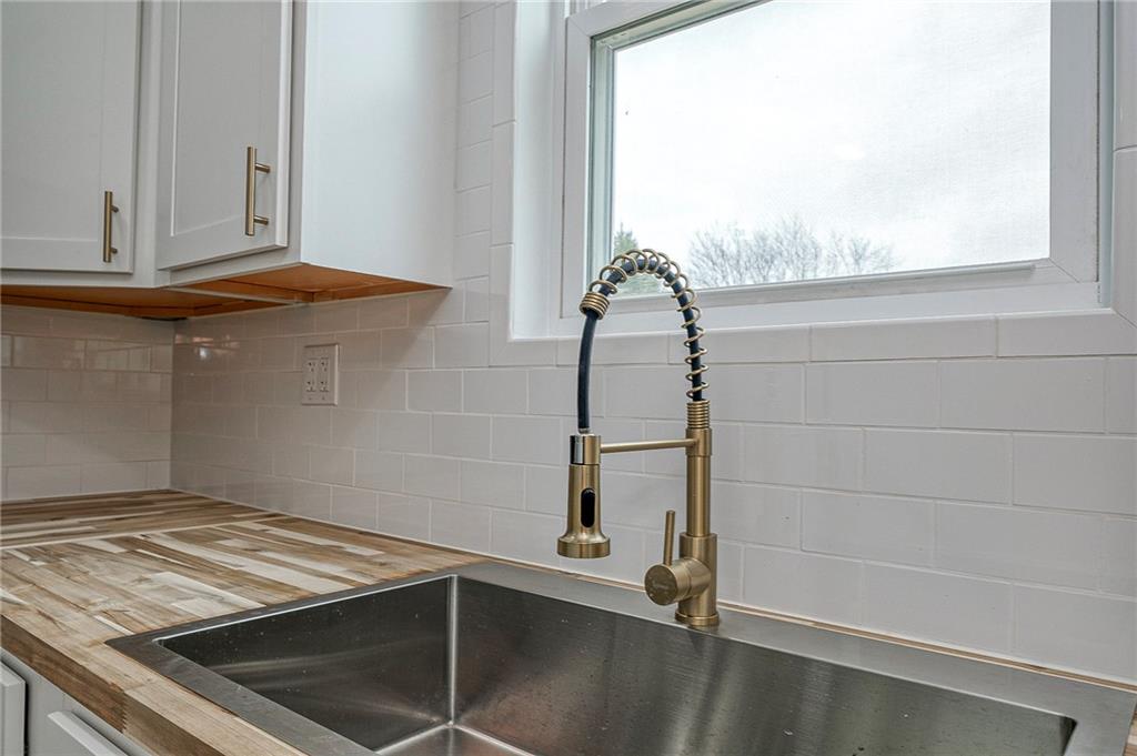 242 Dickens Street Latrobe, PA 15650 - Photo 9 of 25 a view of bathroom
