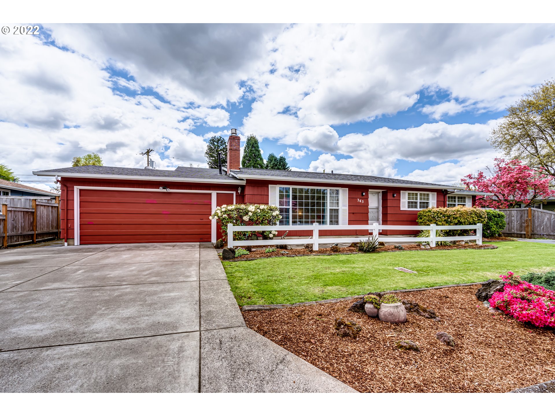 345 Mansfield Street Springfield, OR 97477 - Photo 3 of 31 a front view of a house with garden