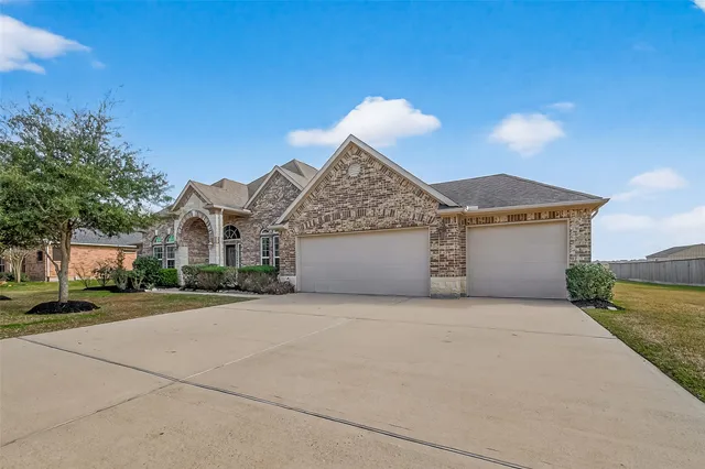 $549,000 | 11602 Kings Point Boulevard, Mont Belvieu, TX 77535