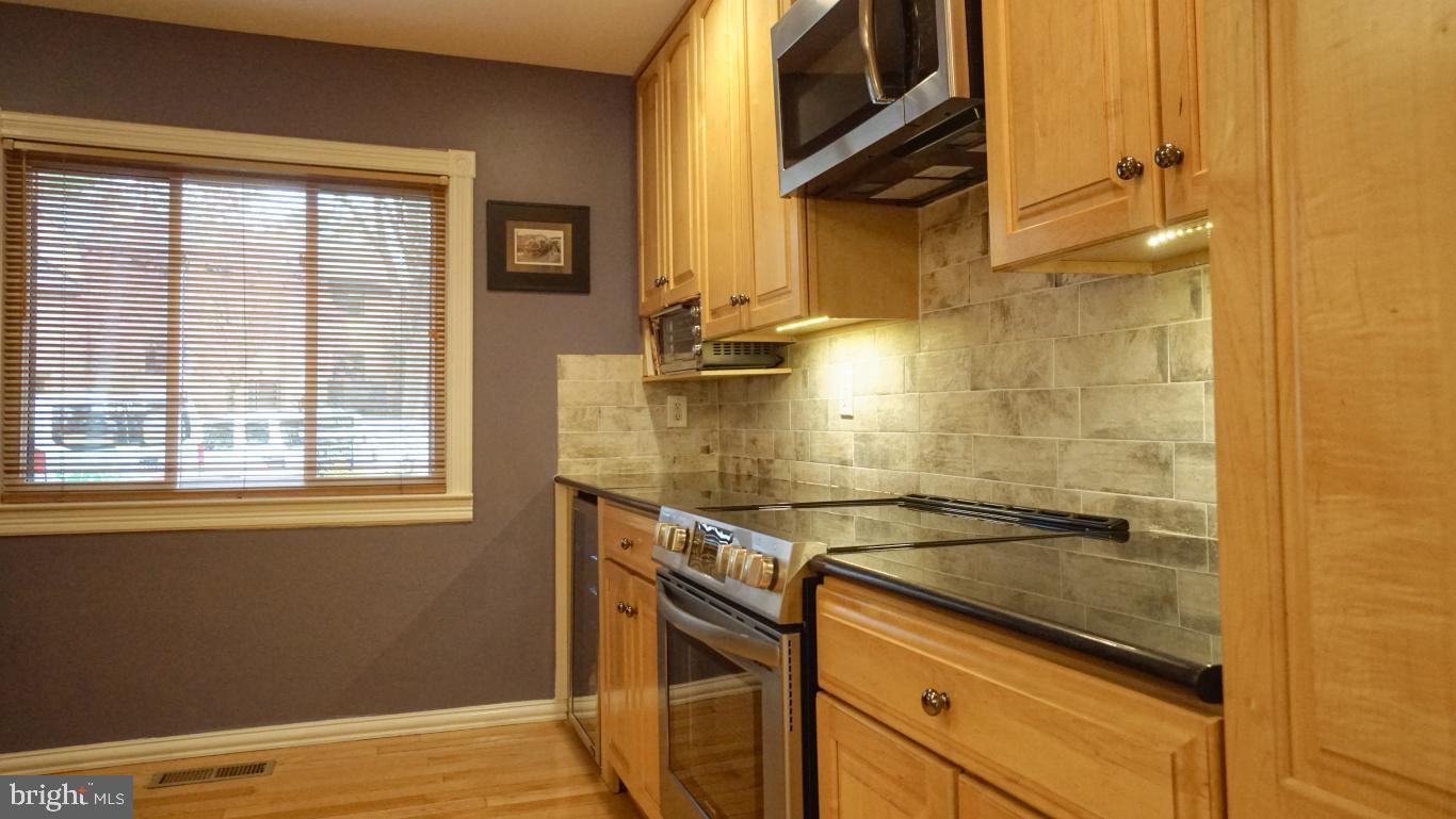 11036 Saffold Way Reston, VA 20190 - Photo 13 of 46 Kitchen - Tiled Backsplash