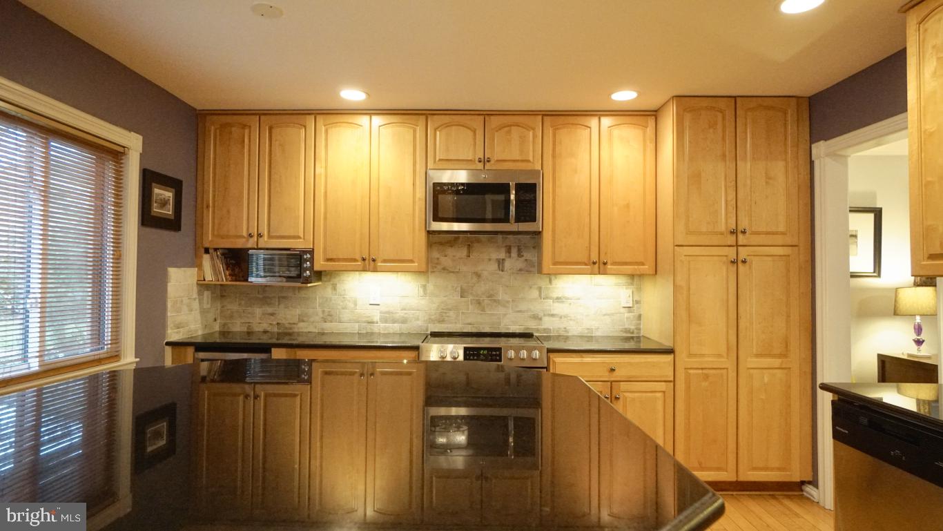 11036 Saffold Way Reston, VA 20190 - Photo 7 of 46 Kitchen - Island