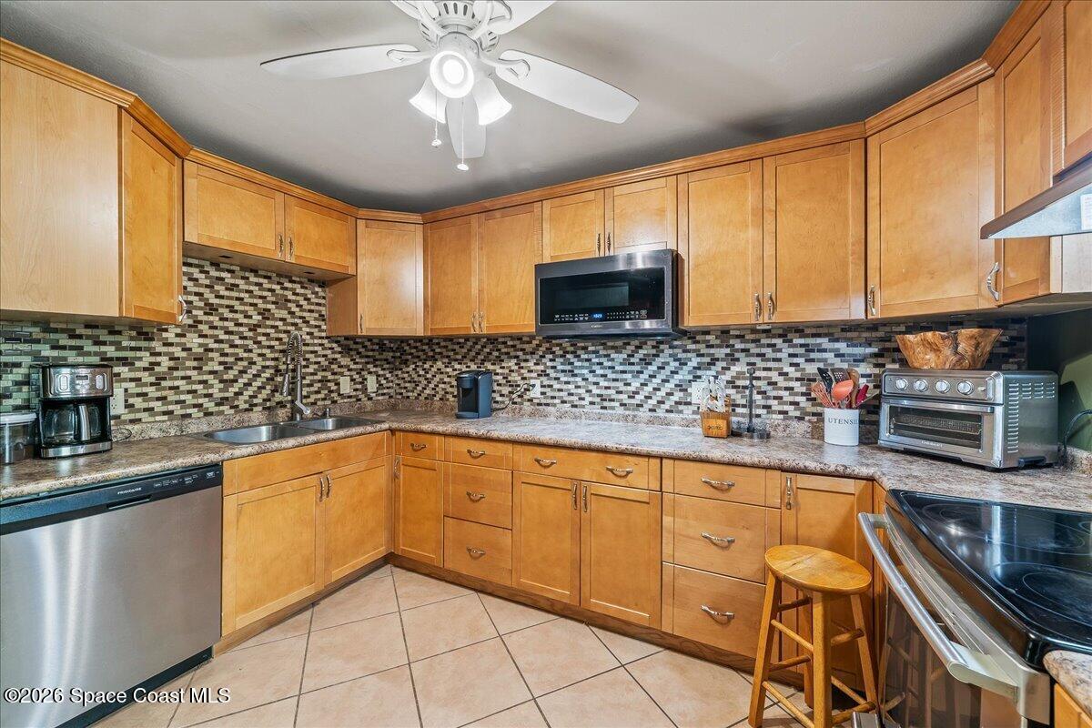 635 Jubilee Street Melbourne, FL 32940 - Photo 14 of 22 Tile backsplash