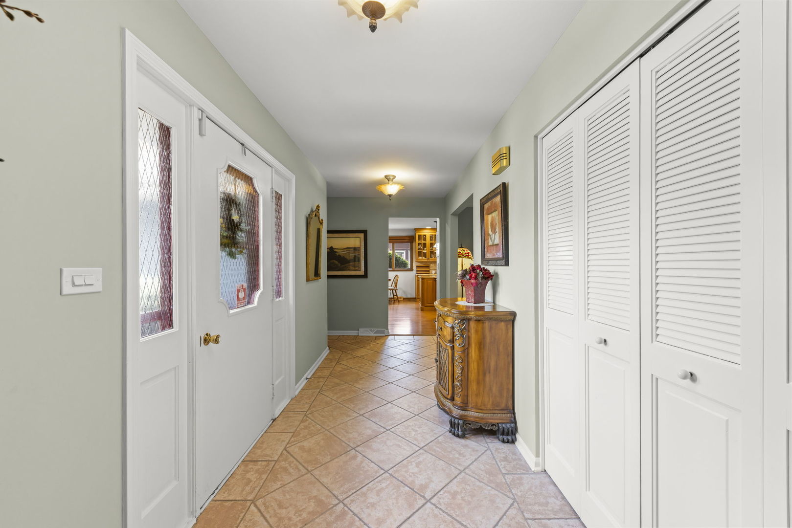 228 Pembroke Road Naperville, IL 60540 - Photo 3 of 41 Gallery Image 3
