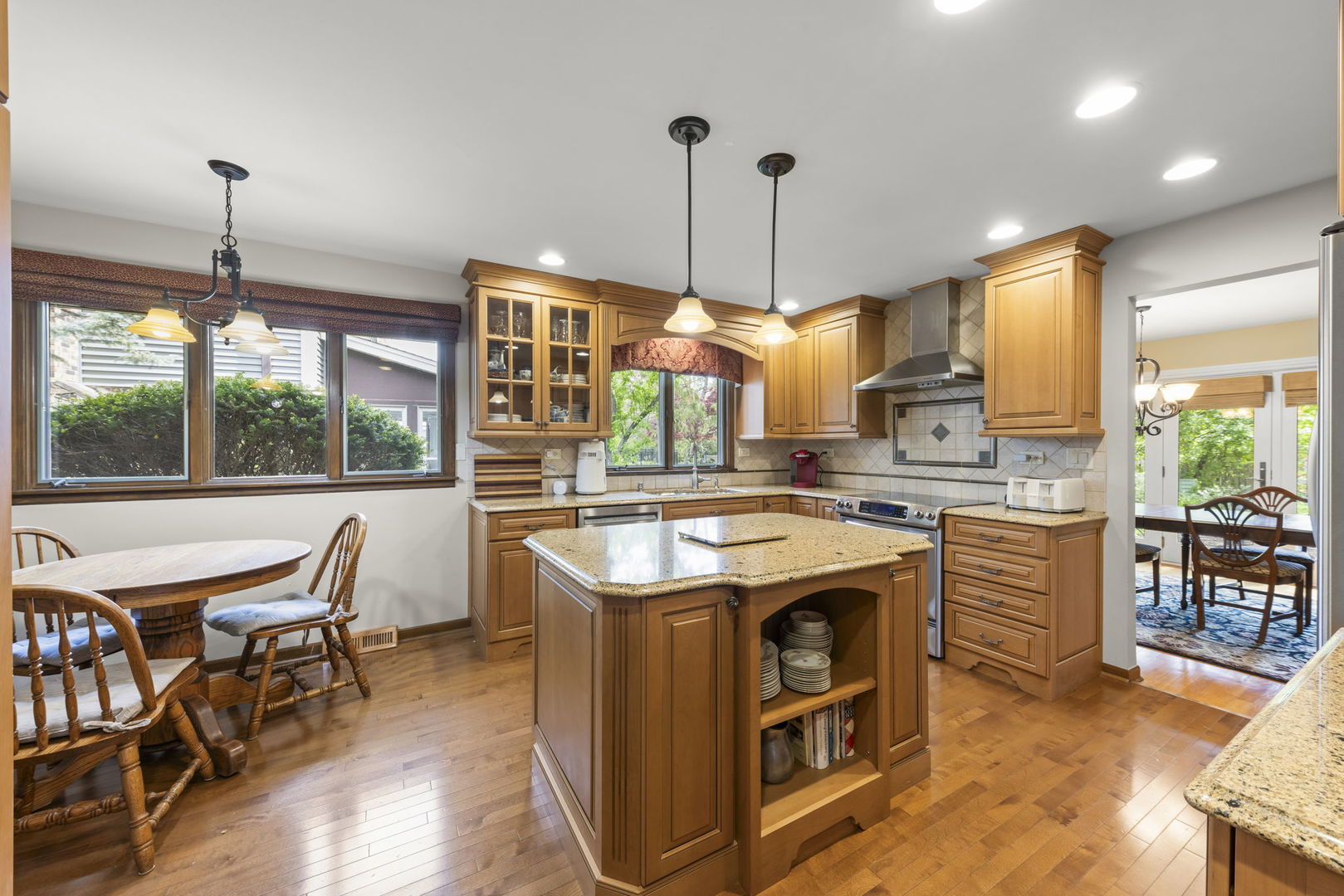 228 Pembroke Road Naperville, IL 60540 - Photo 4 of 41 Gallery Image 4