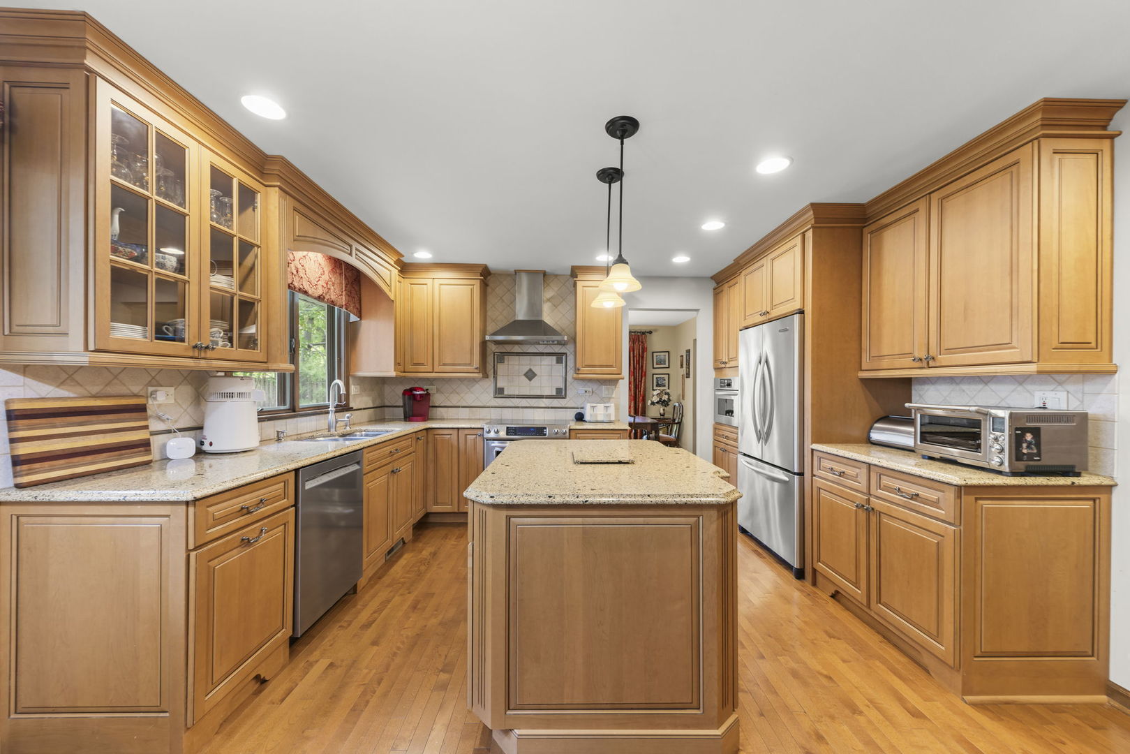 228 Pembroke Road Naperville, IL 60540 - Photo 5 of 41 Gallery Image 5