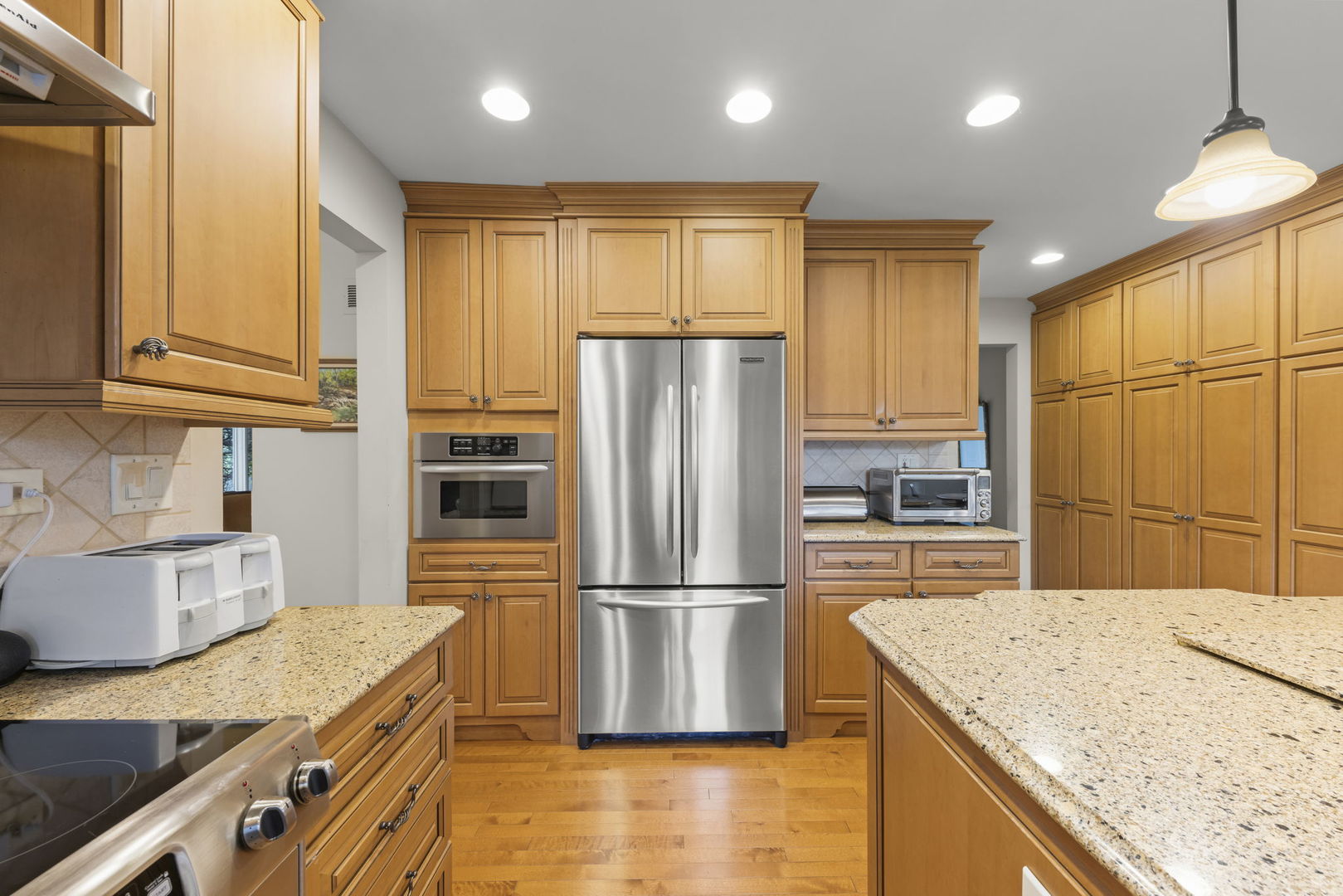 228 Pembroke Road Naperville, IL 60540 - Photo 6 of 41 Gallery Image 6