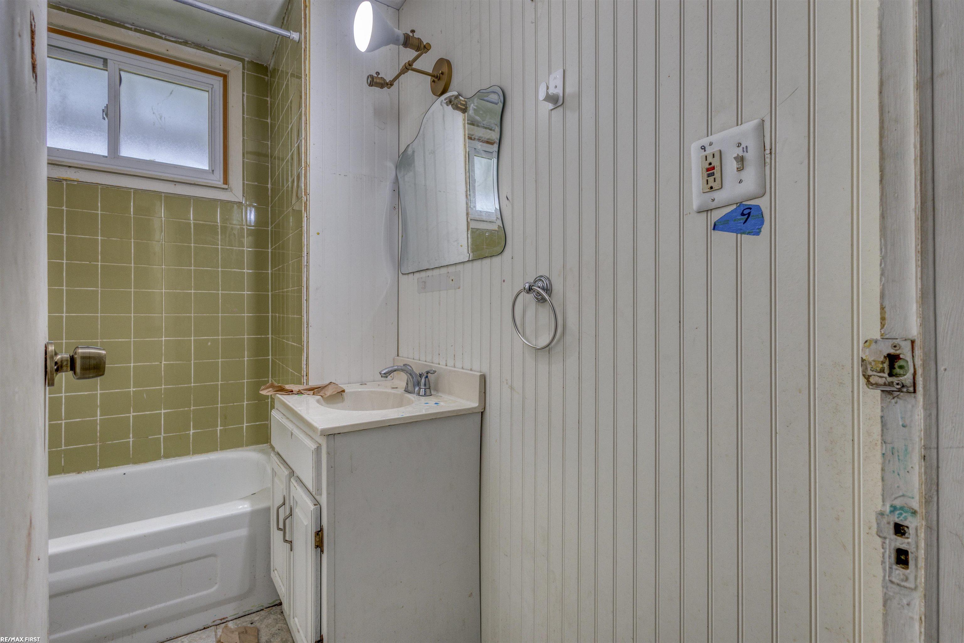 14846 Stephens Road Eastpointe, MI 48021 - Photo 21 of 33 50216047-c2c4c2d6-cc69-4fc3-9028-3c9f88a8acd1.JPG