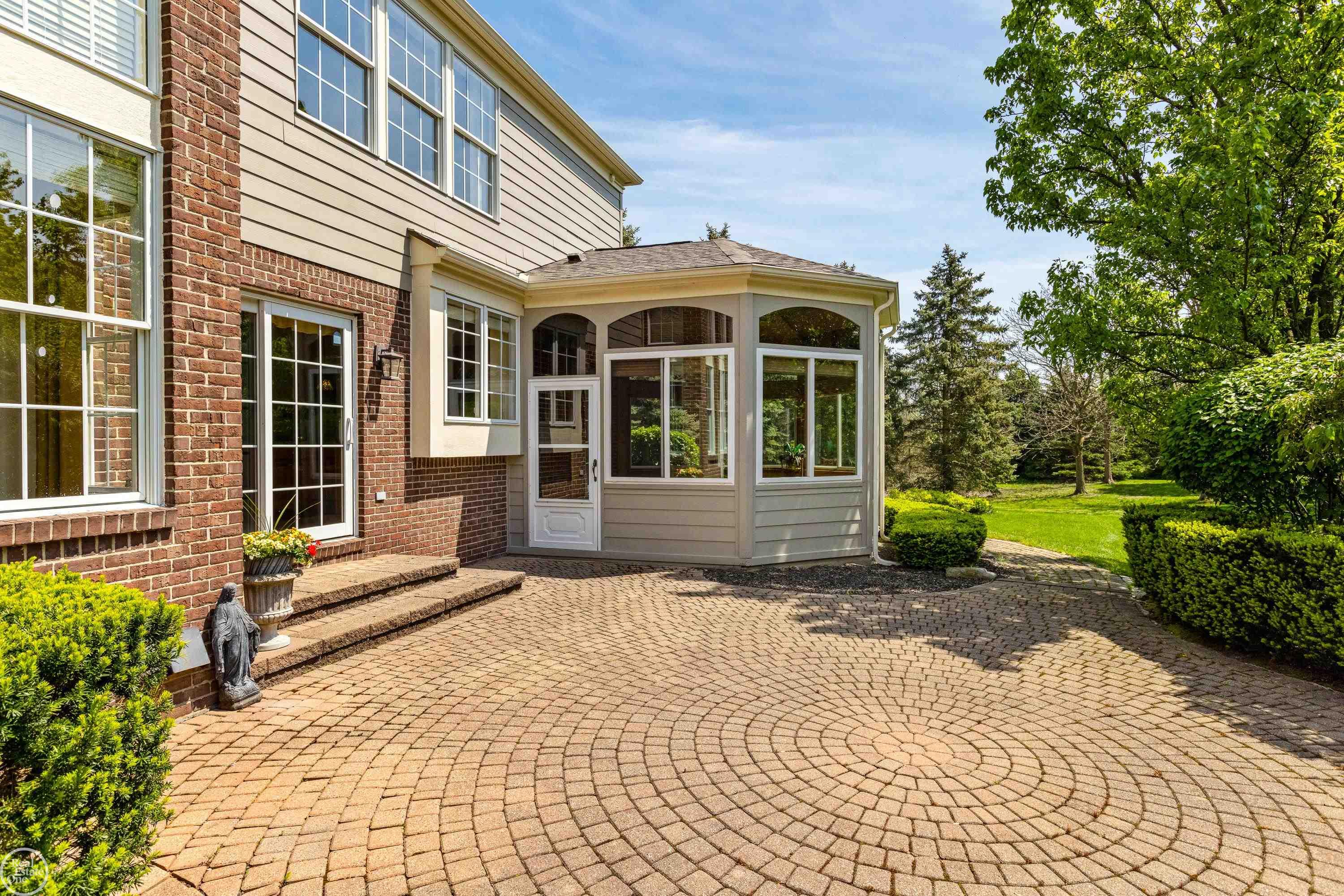 2463 Selkirk Street Rochester, MI 48306 - Photo 57 of 87 50142112-abc35a13-b93a-46f8-8629-9087e30eabbc.JPG