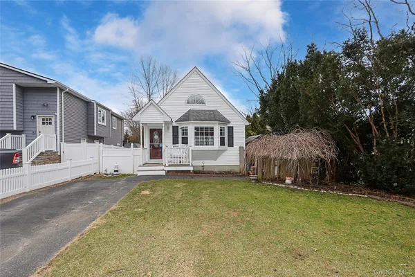 $549,999 | 129 Norwalk Avenue, Unit A, Medford, NY 11763