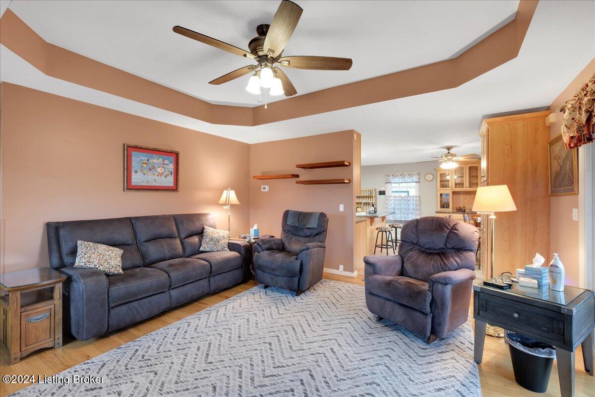 9401 Frohlich Road Louisville, KY 40291 - Photo 15 of 43 Living Room