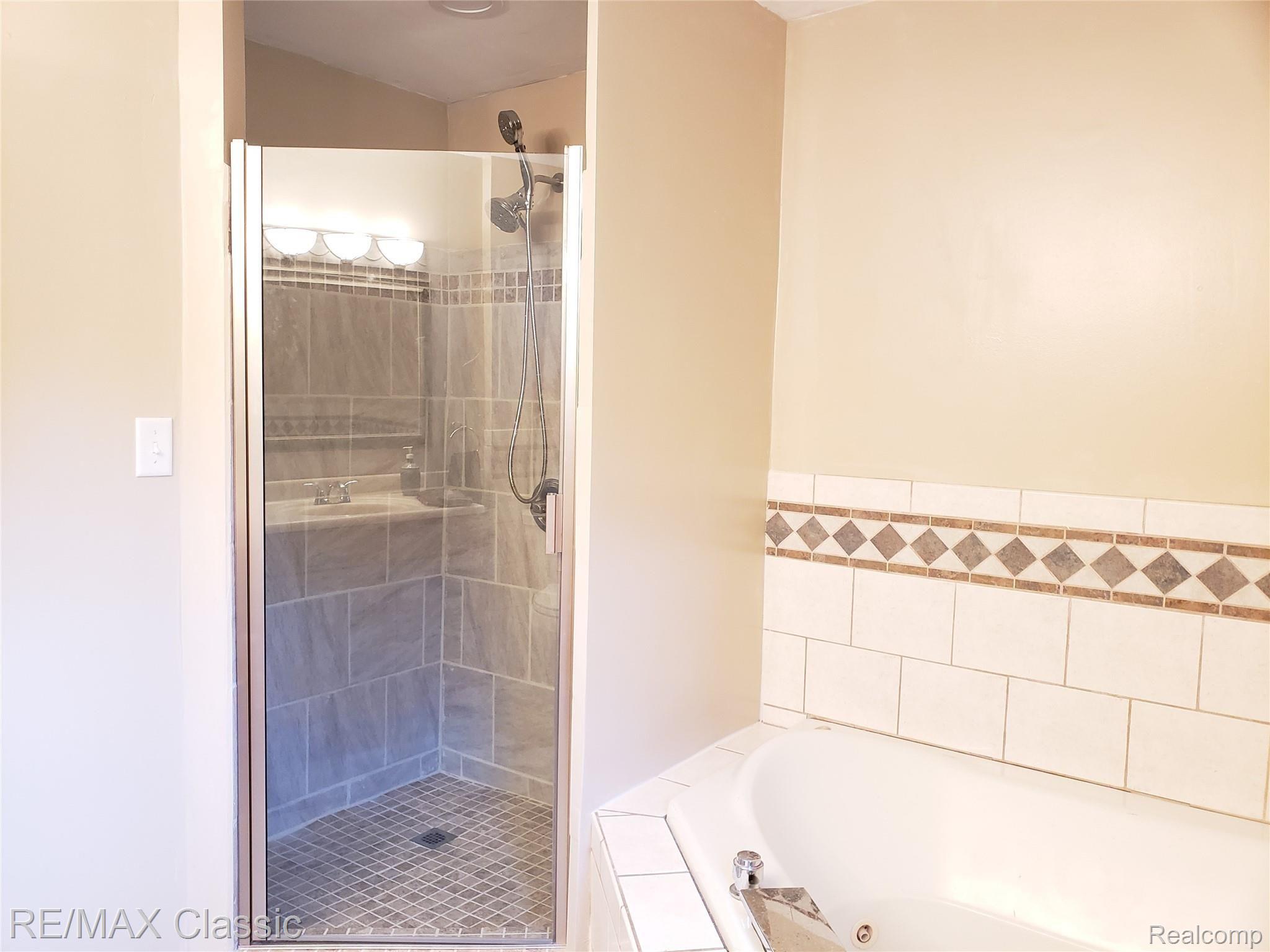 1820 Union Lake Road Commerce Township, MI 48382 - Photo 27 of 47 Beautiful full bathroom
