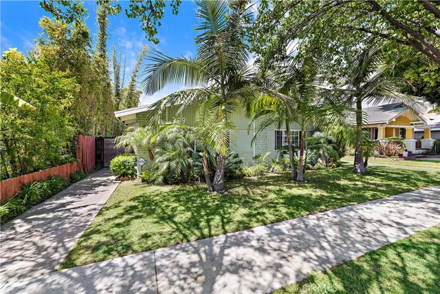 a view of a yard in front of a house