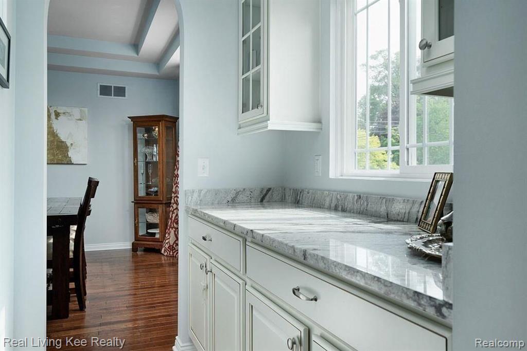 703 Quarter Street Rochester, MI 48307 - Photo 15 of 47