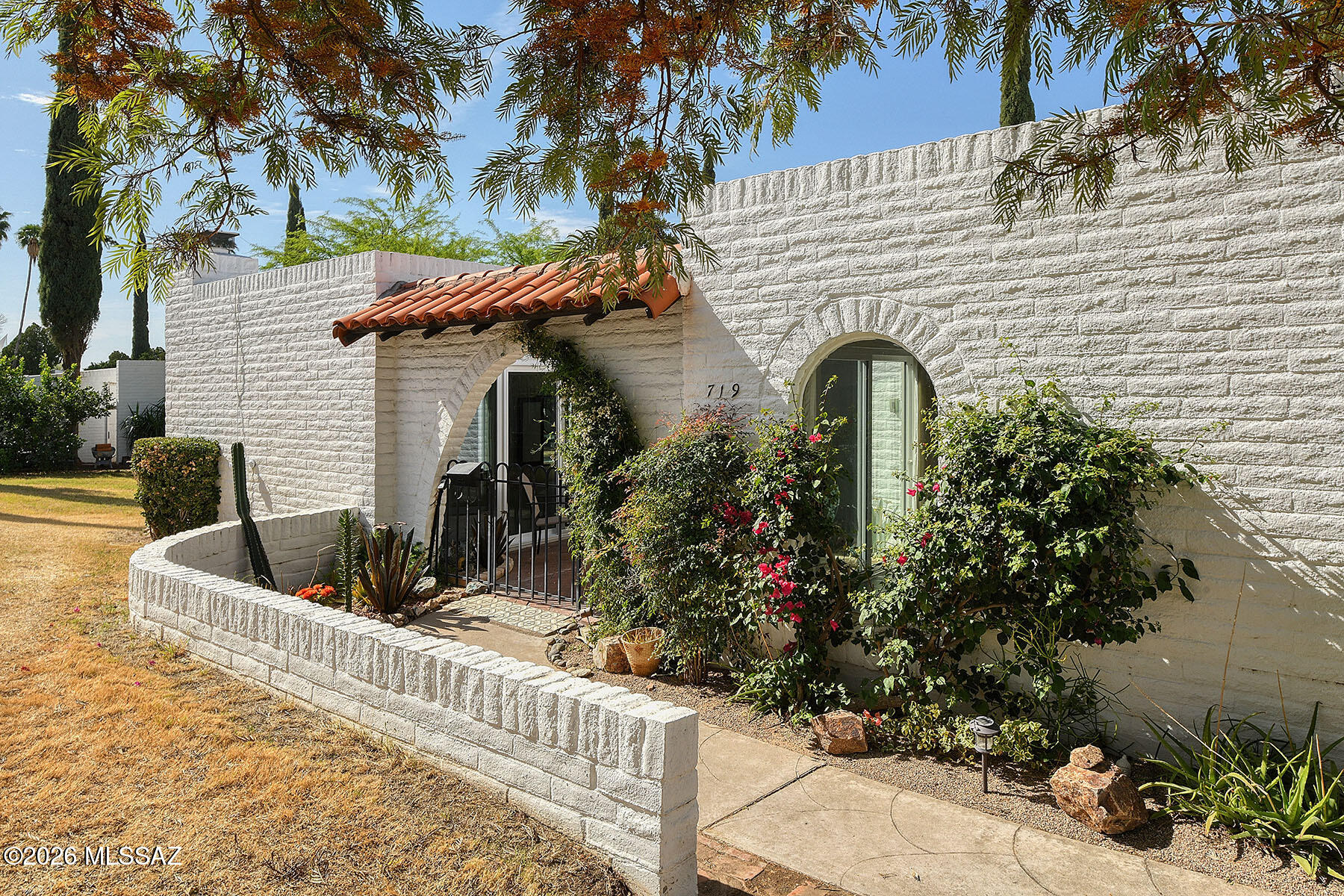 719 West Las Lomitas Road Tucson, AZ 85704 - Photo 6 of 44 a front view of a house with garden