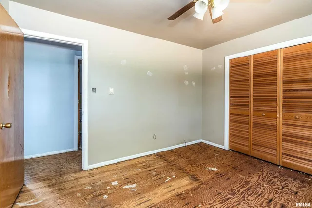 an empty room with a empty space