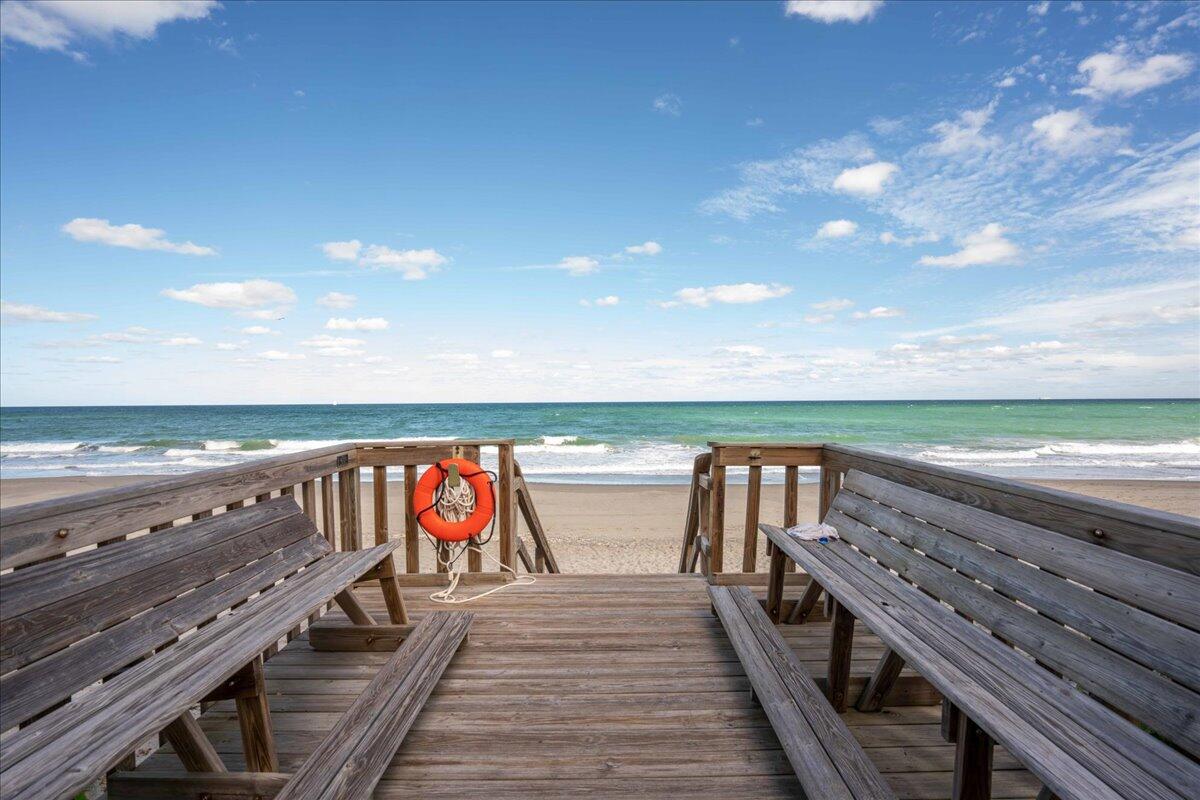 48 Ocean Drive Jupiter, FL 33469 - Photo 31 of 33 Beach Deck