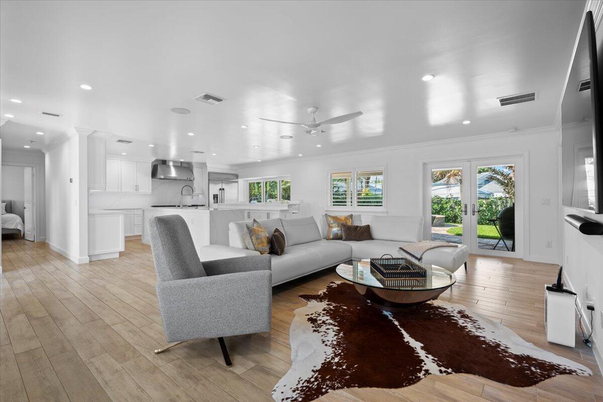 48 Ocean Drive Jupiter, FL 33469 - Photo 6 of 33 Living Room