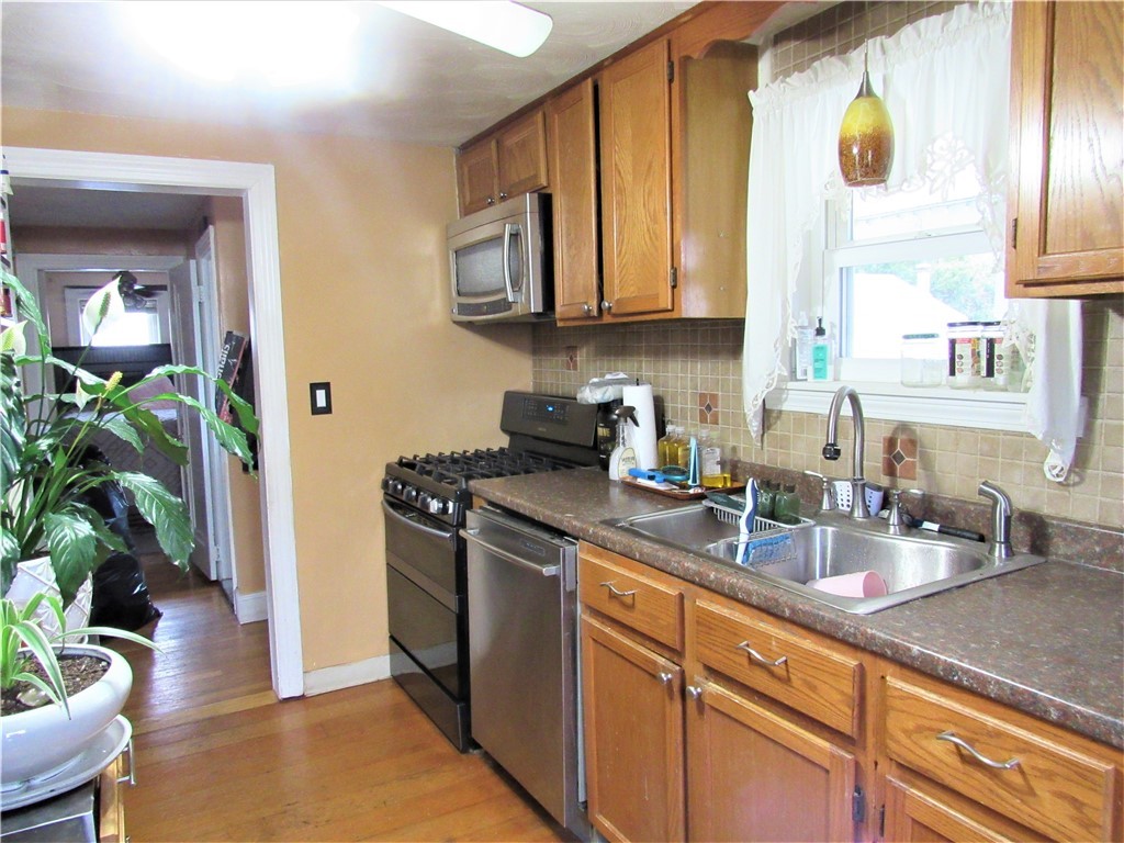 61 Spring Grove Avenue Warwick, RI 02889 - Photo 12 of 39 Gallery Image 12