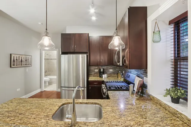 $465,000 | 3733 North Damen Avenue, Unit 1, Chicago, IL 60613