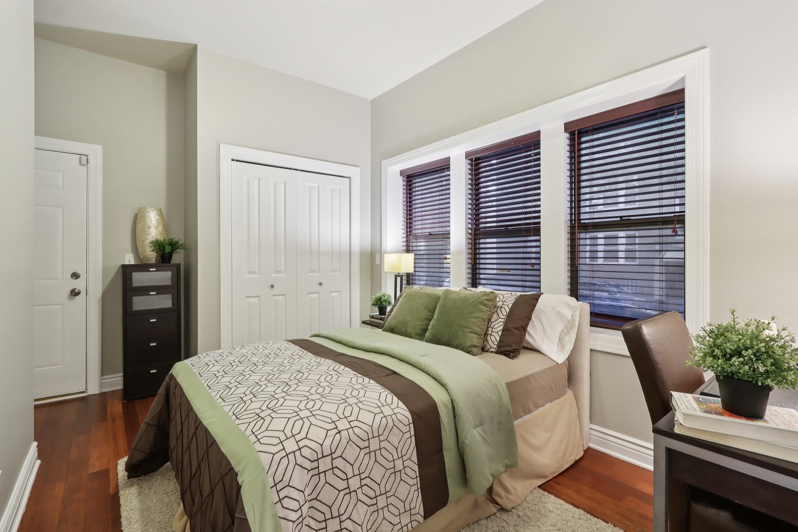 3733 North Damen Avenue, Unit 1 Chicago, IL 60613 - Photo 6 of 14 a bedroom with a bed and a potted plant