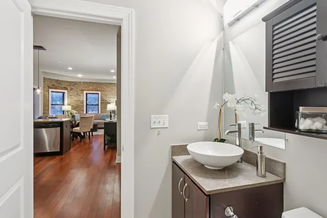 $465,000 | 3733 North Damen Avenue, Unit 1, Chicago, IL 60613