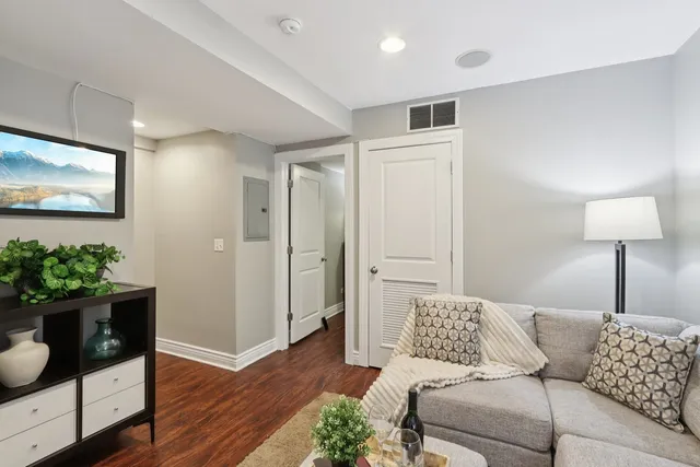 $465,000 | 3733 North Damen Avenue, Unit 1, Chicago, IL 60613