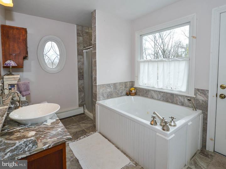 507 Dublin Road Perkasie, PA 18944 - Photo 13 of 25 Master Bathroom
