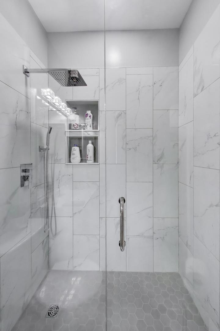 8225 Concord Lane, Unit I Justice, IL 60458 - Photo 21 of 28 a bathroom with a shower